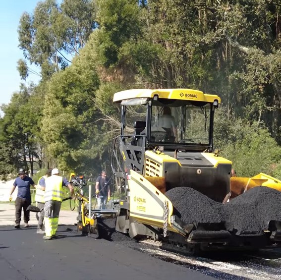 𝗥𝘂𝗮 𝗱𝗼 𝗣𝗶𝗻𝗵𝗮𝗹 em obras de requalificação do pavimento